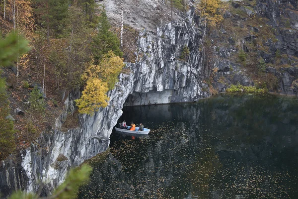 Jezero v opuštěné mramorového lomu — Stock fotografie