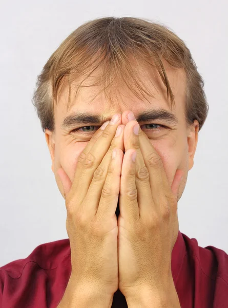 Hombre cubre su cara con dos manos — Foto de Stock