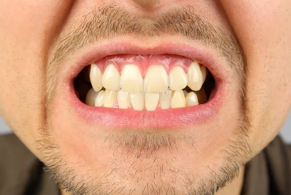 Férfi szájába, foggal vigyorral — Stock Fotó