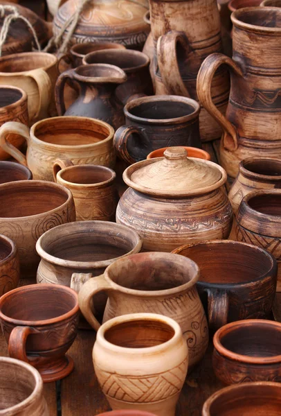 Глиняные горшки и чаши — стоковое фото