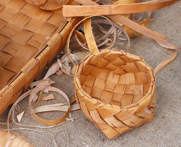 Wicker bowl, made of birch bark — Stock Photo, Image