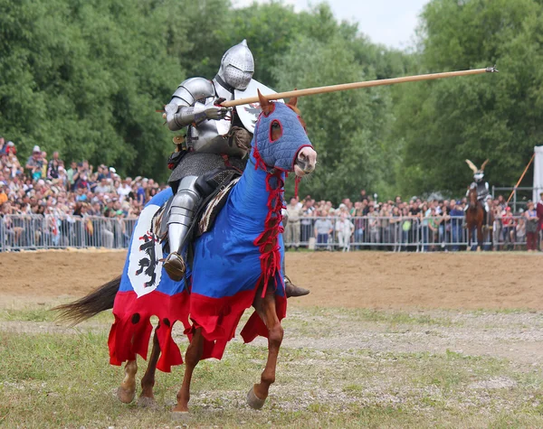 Knight in heavy armor on a horse and with a lance — Stock Photo, Image