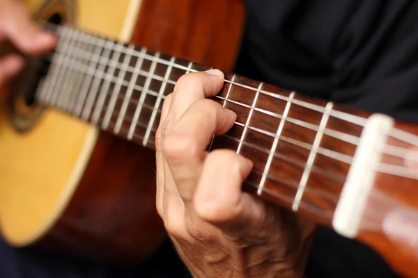 Akustik gitar müzisyen ellerini yukarıya kapatmak — Stok fotoğraf