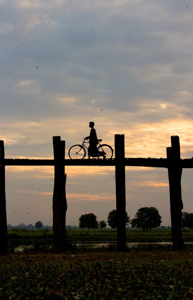 Silhouette of a cyclist on U Bein Bridge at sunset — Stock Photo, Image