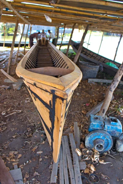 Estaleiro rústico com barco inacabado — Fotografia de Stock