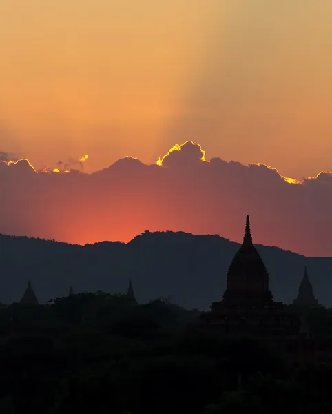 Matahari terbenam merah di atas Bagan, pagoda siluet — Stok Foto