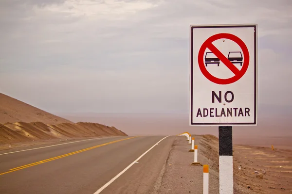 Sign of "No adelantar" (Do not overtake) on a hilly road — Stock Photo, Image