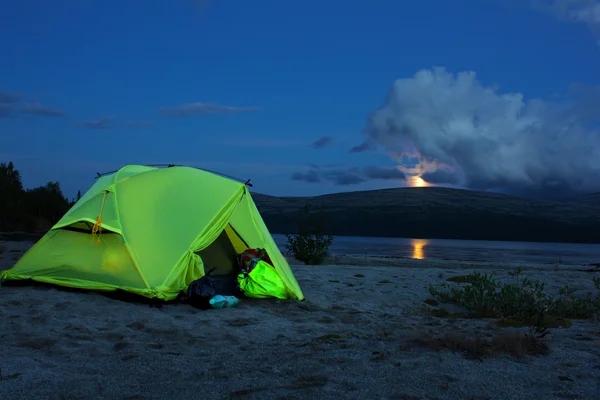 Vista notturna della tenda vicino a un lago di montagna — Foto Stock