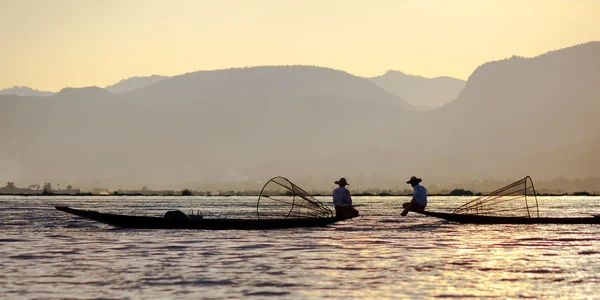 Dois pescadores com redes sentadas em seus barcos, Inle Lake — Fotografia de Stock