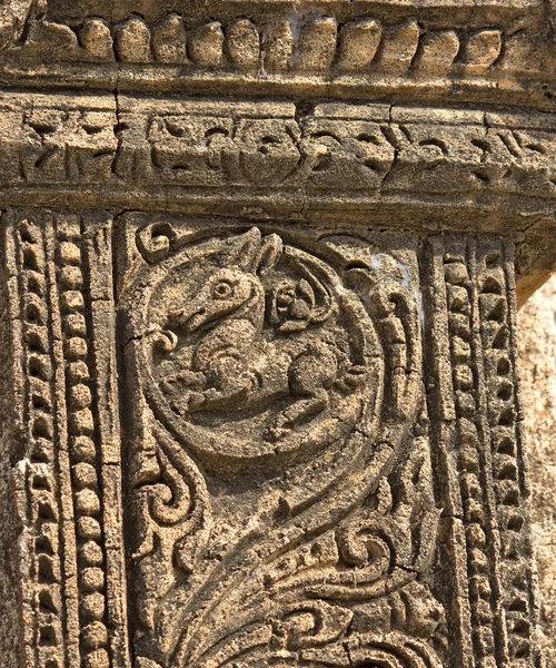 Древний барельеф с мифическим созданием на фасаде древнего — стоковое фото