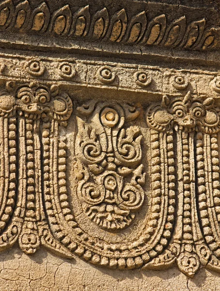 Staré basreliéf s mýtickou ornament na starověký chrám — Stock fotografie