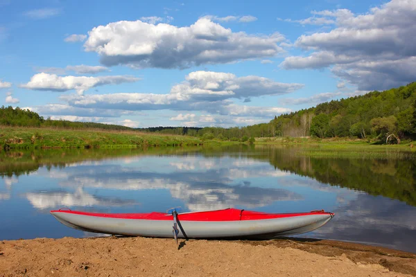 Kayak inflable rojo en la orilla arenosa —  Fotos de Stock