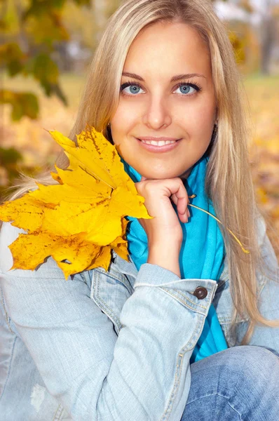 Schöne junge Frau im herbstlichen Wald — Stockfoto