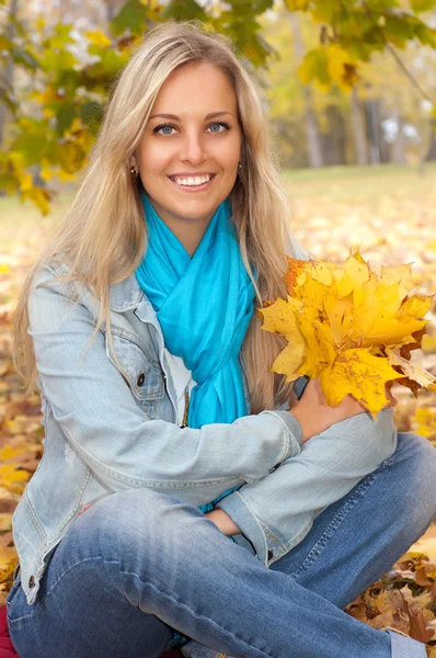 Beautiful young woman in autumn forest — Stock Photo, Image