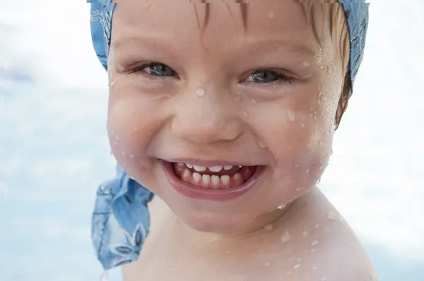 Gelukkig babyjongen in zwembad Rechtenvrije Stockfoto's