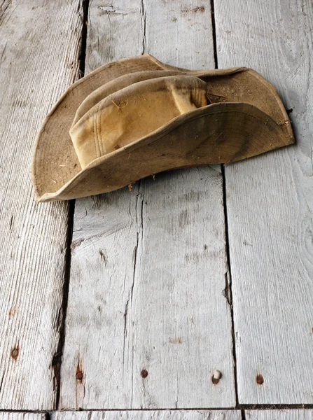 Indossato cappello su legno intemperie Immagine Stock