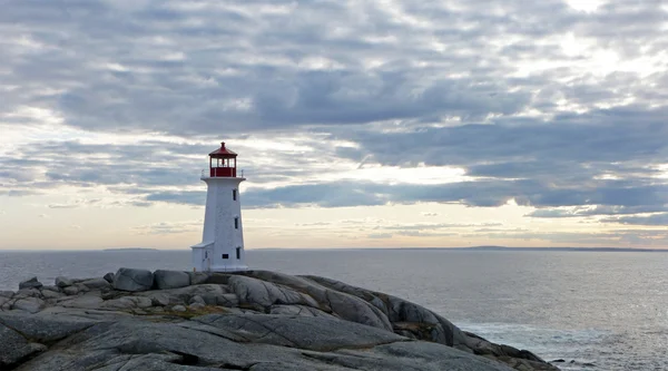 Faro en la costa rocosa Imágenes De Stock Sin Royalties Gratis