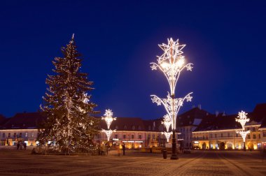 Noel ağacı ve kasaba meydanındaki ışıklar