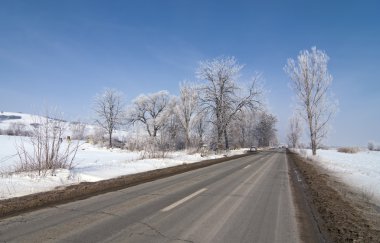 Kışın yol karla kaplı