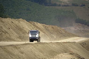 vrachtwagen op de snelweg bouwplaats