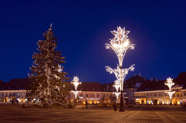 Noel ağacı ve kasaba meydanındaki ışıklar — Stok fotoğraf