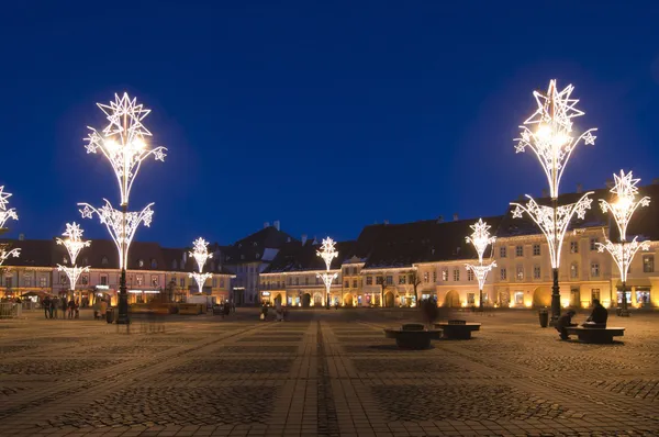 Рождественский свет на городской площади — стоковое фото