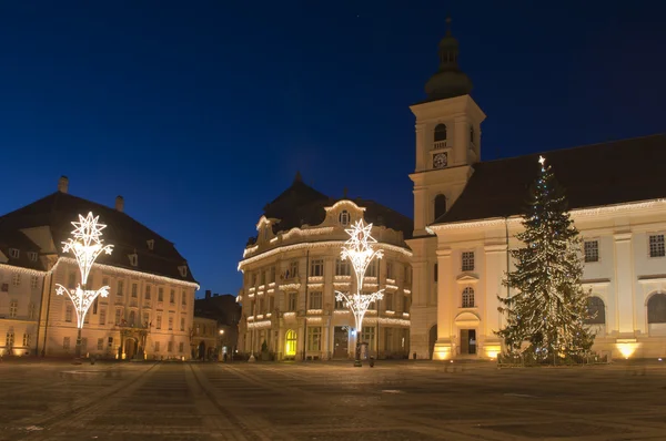 Noel ağacı ve eski şehir Meydanı'nda ışıklar — Stok fotoğraf