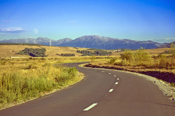 Straße mit Kurve mit Berg im Hintergrund — Stockfoto