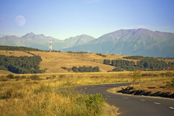 バック グラウンドでの山のカーブを持つ道路 — ストック写真