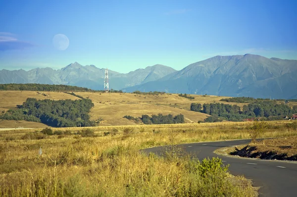 Road with curve with mountain in background — Stock Photo, Image