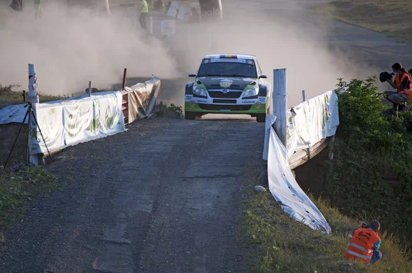 Rally auto op gravel — Stockfoto