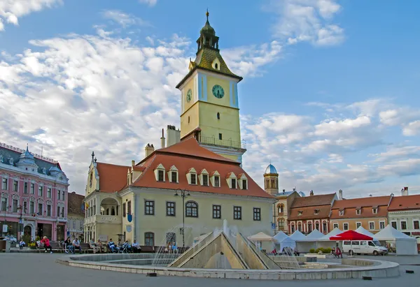 Hlavní náměstí ve městě brasov — Stock fotografie