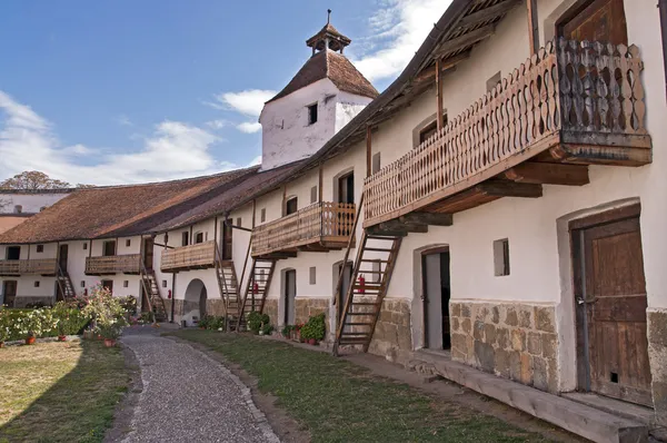 Binnenplaats van versterkte kerk in Transsylvanië, Roemenië — Stockfoto