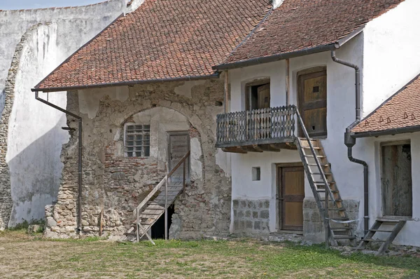 Vieilles maisons à l'intérieur église fortifiée — Photo