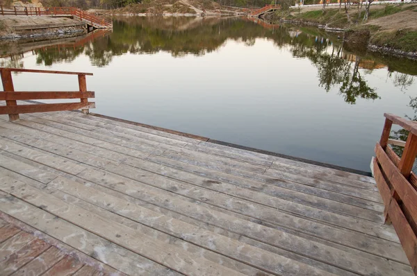 Lake en trappen in resort — Stockfoto