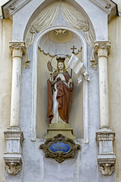 Skulptur einer weiblichen Heiligen — Stockfoto