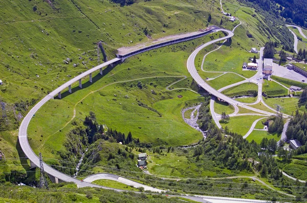 St gotthard-passet mot från Schweiz till Italien — Stockfoto