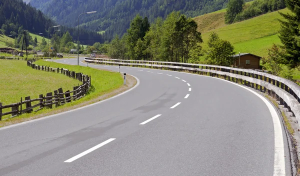 Road in valley — Stock Photo, Image