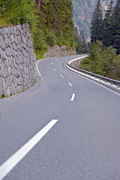 Estrada na montanha dos Alpes — Fotografia de Stock