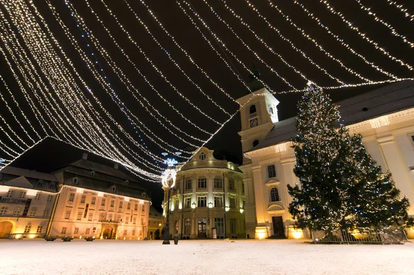 Kerstboom en lichten in oude stadsplein — Stockfoto