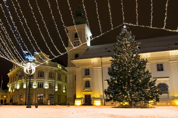 Pomul de Crăciun și luminile din piața veche a orașului — Fotografie, imagine de stoc