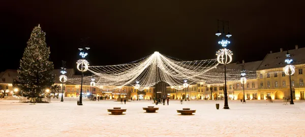 Kerstboom en lichten in oude stadsplein — Stockfoto