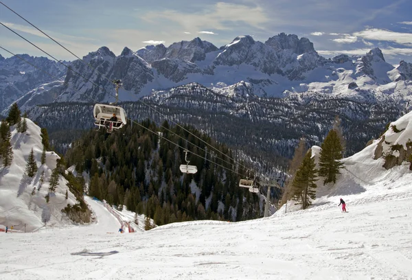 Åka skidor i Dolomiterna, Italien — Stockfoto