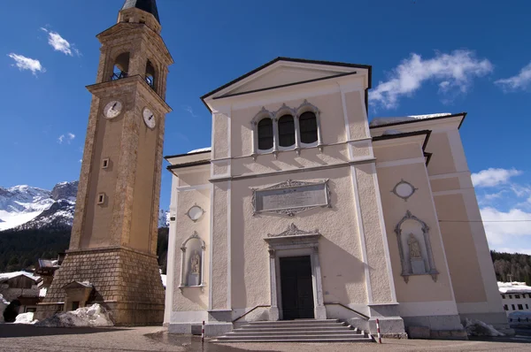 Kyrkan i italienska byn — Stockfoto