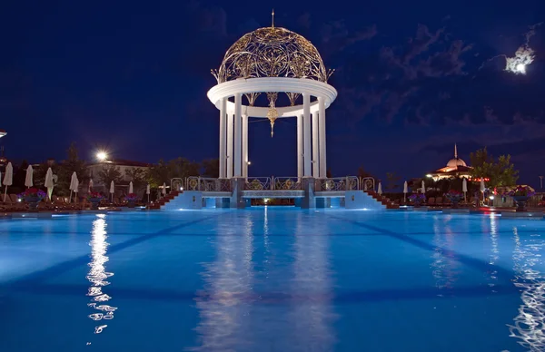 Piscina con tumbonas — Foto de Stock