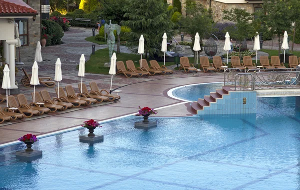 Swimming pool with deckchairs — Stock Photo, Image