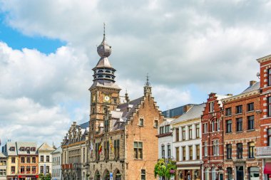 Binche (Bing), Wallonia, Belçika 'nın ana meydanındaki gotik belediye binası.