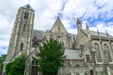 Kortrijk, Batı Flanders, Belçika, eski şehir merkezindeki kilise.