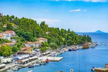 Hırvatistan 'ın Istria kentindeki Rabac kasabasının Adriyatik Denizi ve Yaz Tatil Köyü Panoraması
