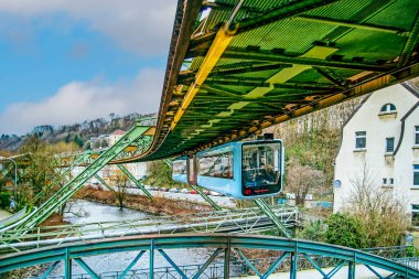 Wuppertal süspansiyon (yüzen tren) tren Nord Ren Westaphalia Alman kasabasında